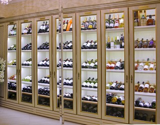 Menu55 - Коллекция вин и алкоголя возле лифта 
ресторана Ла Ротонда